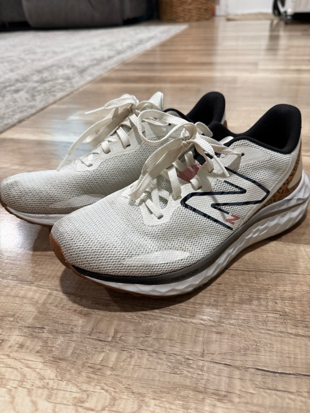 New Balance Women's cheetah White Athletic Running Shoes fresh foam 8 warisgw4